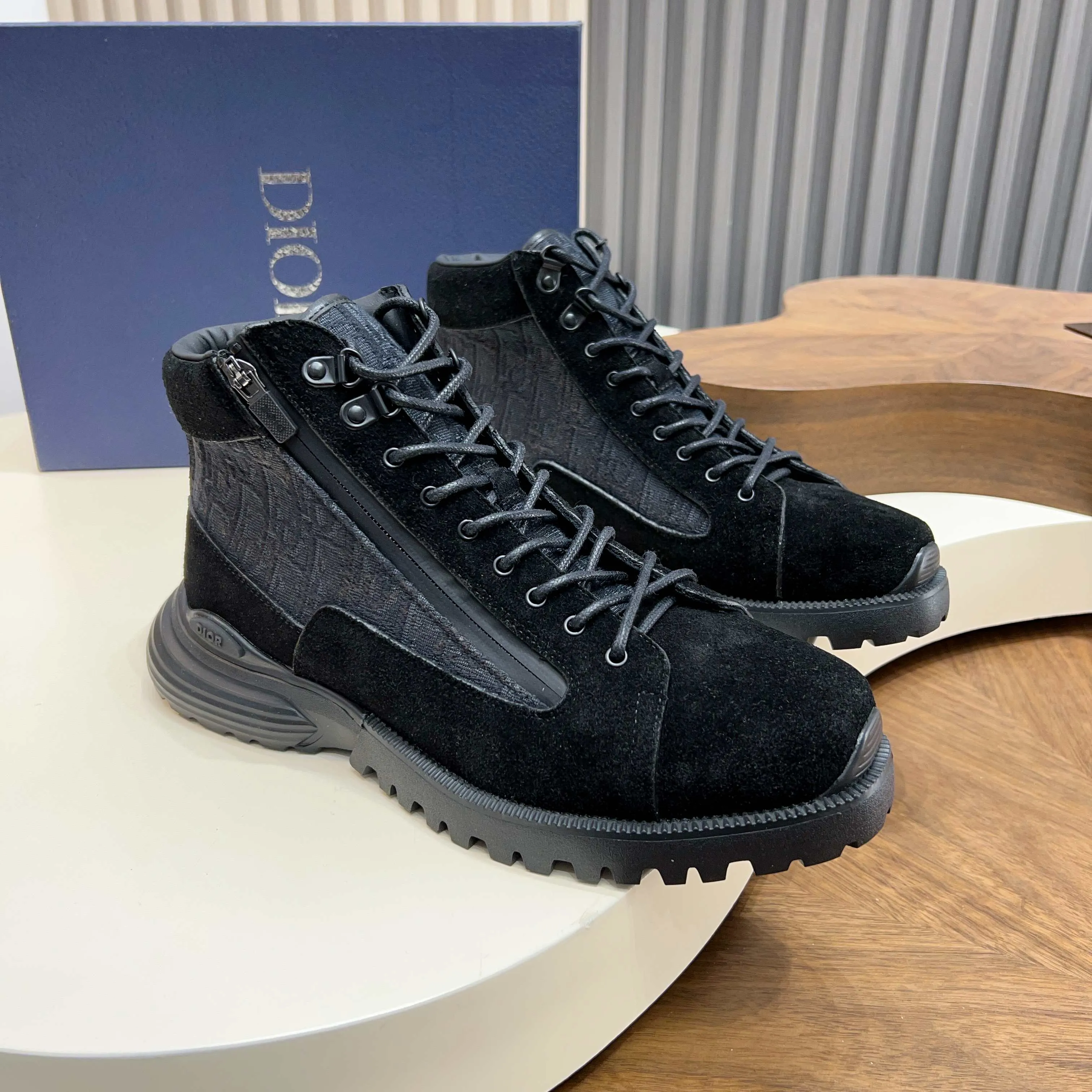 💰860 Dio* - Dior's autumn and winter luxury men's mid-top short boots, purely handmade, both inside and outside are imported first-layer cowhide, high-end quality and exquisite craftsmanship. Original TPU combination outsole. Wear a noble gentleman's taste. The best last type has been carefully debugged. 100% comfort. Size: 38-44 (38-45 can be customized)